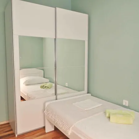 In Starigrad-paklenica 6875 Apartman *