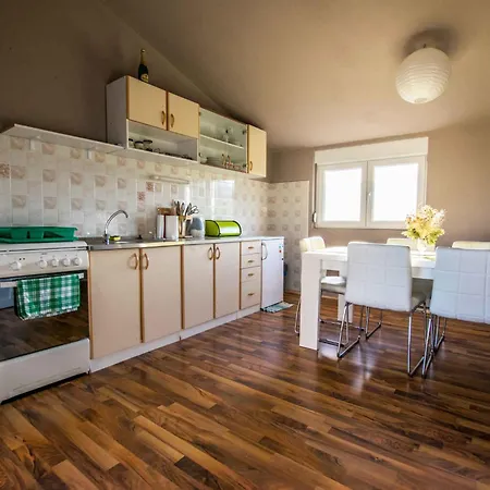 In Starigrad-paklenica 6875 Apartamento
