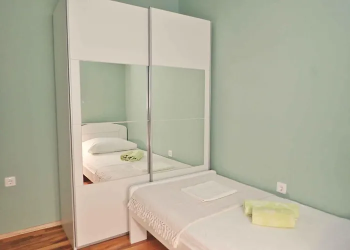 In Starigrad-paklenica 6875 Apartman *