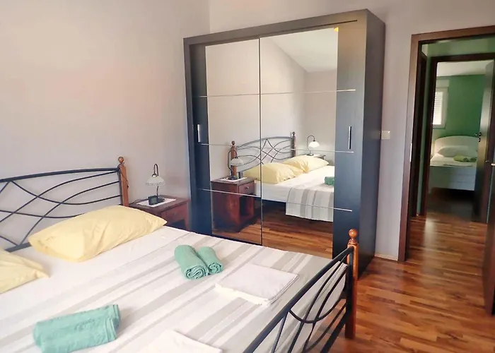 Апартаменты In Starigrad-paklenica 6875 *
